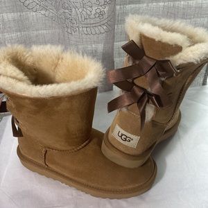 Girls UGGS Baily Bows. Size 2. Excellent condition. Tan with brown bows